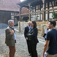 Städtebauförderung in Unterfranken - Bauministerin Ilse Aigner mit MdL Steffen Vogel bei der Besichtigung eines sanierten Anwesens in Hofheim