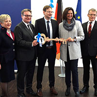 Schlüsselübergabe an den neuen Bau- und Verkehrsminister Dr. Hans Reichhart
Im Bild: Ministerialdirektorin Brigitta Brunner, MdL und ehemaliger Staatssekretär Josef Zellmeier, Staatsminister Hans Reichhart, Landtagspräsidentin und ehemalige Staatsministerin Ilse Aigner, Amtschef Helmut Schütz