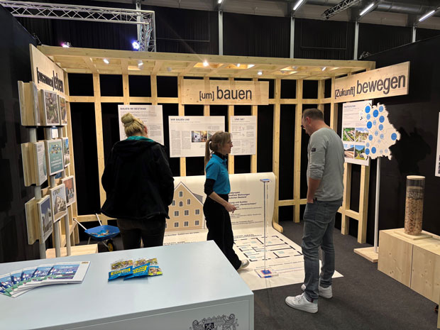 Besucher sehen sich den Messestand des StMB auf der Landshuter Umweltmesse an Besucher sehen sich den Messestand des StMB auf der Landshuter Umweltmesse an