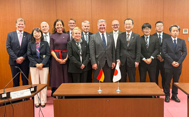 Gruppenbild der Delegation mit Kenichi Kawamura
