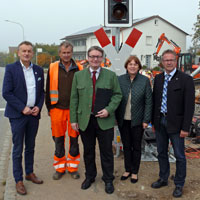 Besuch am Bahnübergang Laberweinting: Verkehrsstaatssekretär Josef Zellmeier mit dem Landtagsabgeordneten Hans Ritt, der stellvertretenden Landrätin Barbara Unger und Bürgermeister Johann Grau