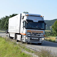 Messfahrzeug: Sattelzug mit Traffic Speed Deflectometer (TSD)