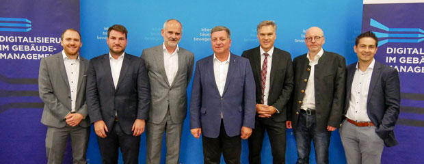 Gruppenfoto mit den Beteiligten an der Fachkonferenz Digitalisierung im Gebäudemanagement. Abgebildet sind sieben Männer, in der Mitte Bauminister Christian Bernreiter. Gruppenfoto mit den Beteiligten an der Fachkonferenz Digitalisierung im Gebäudemanagement. Abgebildet sind sieben Männer, in der Mitte Bauminister Christian Bernreiter.