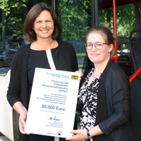 Verkehrsministerin Aigner übergibt einen Förderbescheid über 95.000 Euro an Claudia Hollinger vom oberbayerischen Bus-Unternehmen Hollinger.