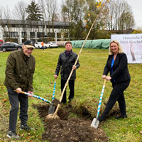 Sie pflanzen den ersten Baum: v.l.n.r.: Franz Greif, Bürgermeister Ullrich Sander und Verkehrsministerin Kerstin Schreyer. 