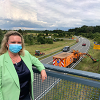 Verkehrsministerin Kerstin Schreyer begutachtet die jährlichen Mäharbeiten der Straßenböschungen