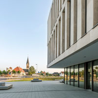 Neubau des Amtsgerichts Haßfurt - Blick zur nahegelegenen Haßfurter Altstadt