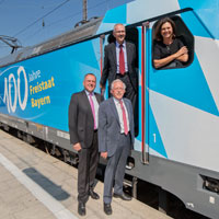 Bauministerin Ilse Aigner zusammen mit Thomas Prechtl (Geschäftsführer der Bayerischen Eisenbahngesellschaft), Eberhard Rotter, MdL (Verkehrspolitischer Sprecher der CSU-Landtagsfraktion) und Hilmar Laug (Leiter Betrieb, Service, Pünktlichkeit DB Regio Bayern) bei der Taufe der Lok im "100 Jahre Freistaat Bayern"-Design am Münchner Hauptbahnhof