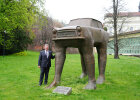 Eine Trabi-Skulptur im Garten der Deutschen Botschaft erinnert an die bewegten Tage im Herbst 1989.