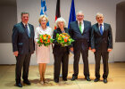 Bauminister Christian Bernreiter (l.) und Straubings Bürgermeister Albert Solleder (r.) zeichneten verdiente Bürger mit dem Bundesverdienstkreuz aus: Verlegerin Angelika Diekmann (Mitte. v.l.), Sportfunktionärin Edeltraud Brandstetter und Altoberbürgermeister Reinhold Perlak. 