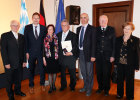 Verleihung der Verdienstmedaille des Verdienstordens der Bundesrepublik Deutschland an Kurt Aue (Mitte).