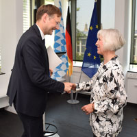 Gratulation: Staatsminister Dr. Hans Reichhart überreicht Gerda Karl aus Kempten das Ehrenzeichen des Bayerischen Ministerpräsidenten