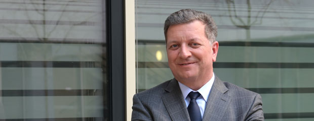 Porträt Staatsminister Christian Bernreiter. Im Hintergrund ist eine Fensterfront des Bauministeriums zu sehen. Porträt Staatsminister Christian Bernreiter. Im Hintergrund ist eine Fensterfront des Bauministeriums zu sehen.