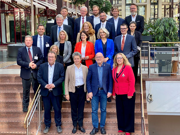 Gruppenfoto mit den Verkehrsministerinnen und Verkehrsministern bzw. Verkehrssenatorinnen und Verkehrssenatoren der Bundesländer. Gruppenfoto mit den Verkehrsministerinnen und Verkehrsministern bzw. Verkehrssenatorinnen und Verkehrssenatoren der Bundesländer.