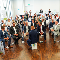 Austauschen und voneinander lernen: Die Teilnehmenden des Modellprojekts im Gespräch. Austauschen und voneinander lernen: Die Teilnehmenden des Modellprojekts im Gespräch.