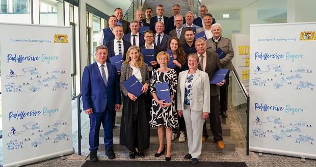Verkehrsminister Christian Bernreiter (vorne links) mit den Vertreterinnen und Vertretern der Kommunen und Verbände Verkehrsminister Christian Bernreiter (vorne links) mit den Vertreterinnen und Vertretern der Kommunen und Verbände