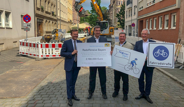 Der Oberbürgermeister von Nürnberg, Marcus König, Ministerpräsident Dr. Markus Söder, Verkehrsminister Christian Bernreiter und Innenminister Joachim Herrmann vor der Baustelle für die Fahrradstraße in Nürnberg. Der Oberbürgermeister von Nürnberg, Marcus König, Ministerpräsident Dr. Markus Söder, Verkehrsminister Christian Bernreiter und Innenminister Joachim Herrmann vor der Baustelle für die Fahrradstraße in Nürnberg.