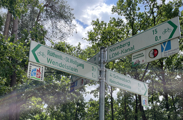 Pfeilwegweiser an einem Knotenpunkt Pfeilwegweiser an einem Knotenpunkt