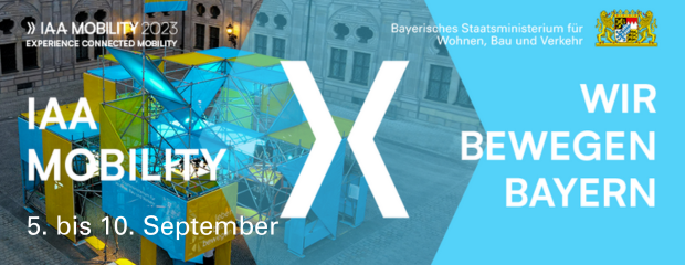 Im Hintergrund ein Foto des Messestands des StMB bei der IAA 2021. Im Vordergrund Text: Links: IAA Mobility 5. bis 10. September - in der Mitte ein großes X als Verbindungselement - Rechts: Wir bewegen Bayern Im Hintergrund ein Foto des Messestands des StMB bei der IAA 2021. Im Vordergrund Text: Links: IAA Mobility 5. bis 10. September - in der Mitte ein großes X als Verbindungselement - Rechts: Wir bewegen Bayern