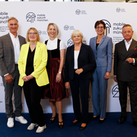 Gruppenfoto mit Vertreterinnen und Vertreter des Netzwerks "Mobile Zukunft München" (MZM) Gruppenfoto mit Vertreterinnen und Vertreter des Netzwerks "Mobile Zukunft München" (MZM)