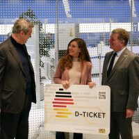 Ministerpräsident Dr. Markus Söder und Verkehrsminister Christian Bernreiter haben das erste Deutschlandticket in München an eine Bürgerin übergeben. Ministerpräsident Dr. Markus Söder und Verkehrsminister Christian Bernreiter haben das erste Deutschlandticket in München an eine Bürgerin übergeben.
