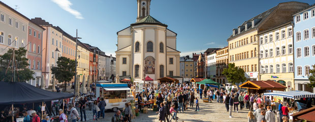 Traunsteiner Apfelmarkt auf dem Traunsteiner Stadtplatz. Viele Fußgängerinnen und Fußgänger halten sich zwischen den Ständen auf. Traunsteiner Apfelmarkt auf dem Traunsteiner Stadtplatz. Viele Fußgängerinnen und Fußgänger halten sich zwischen den Ständen auf.