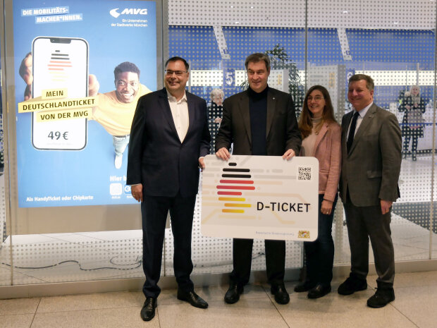 MVG-Chef Ingo Wortmann, Ministerpräsident Dr. Markus Söder, Christina Wenk aus Freising und Verkehrsminister Christian Bernreiter vor dem MVG-Kundencenter am Hauptbahnhof in München. MVG-Chef Ingo Wortmann, Ministerpräsident Dr. Markus Söder, Christina Wenk aus Freising und Verkehrsminister Christian Bernreiter vor dem MVG-Kundencenter am Hauptbahnhof in München.