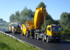 qualitativ hochwertiger Asphalteinbau mit Beschicker und geschlossenem Transportfahrzeug auf der Bundesstraße 20 nördlich Eggenfelden 