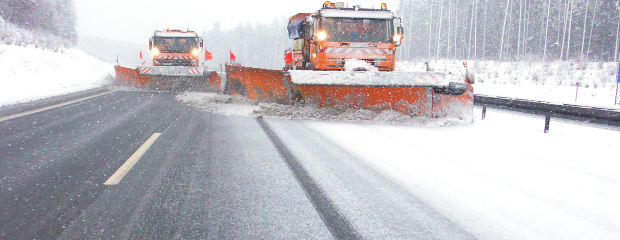 Räumen und Streuen an der Autobahn