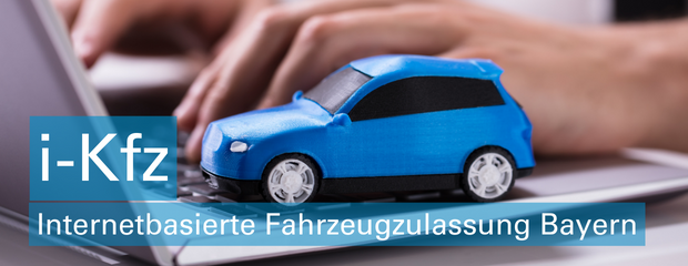 Zwei Hände, die an einem Laptop etwas tippen. Auf der Tastatur steht ein blaues Spielzeugauto. Text: i-Kfz. Internetbasierte Fahrzeugzulassung Bayern Zwei Hände, die an einem Laptop etwas tippen. Auf der Tastatur steht ein blaues Spielzeugauto. Text: i-Kfz. Internetbasierte Fahrzeugzulassung Bayern
