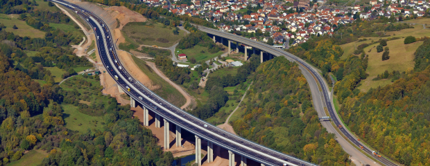 Das Luftbild zeigt den neuen Trassenverlauf für die sechsstreifige BAB A 3 bei Waldaschaff. Das Luftbild zeigt den neuen Trassenverlauf für die sechsstreifige BAB A 3 bei Waldaschaff.