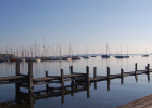 Einer der zahlreichen Bootstege mit Segelbooten am Ammersee