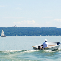 Bootfahrer auf dem Ammersee mit Blick auf Kloster Andechs