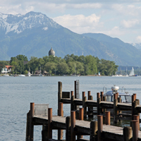 Am Chiemsee mit Bootsanlegestelle im Vordergrund