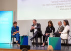 In der Diskussionsrunde „Freising gestalten“ werden erfolgreiche Projekte und Strategien aus Freising besprochen, v.l.n.r.: Moderatorin Ursula Heller, Oberbürgermeister Tobias Eschenbacher, Stadtbaumeisterin Barbara Schelle, Museumsdirektor Christoph Kürzeder, Architektin Michaela Ausfelder