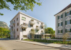 Das neu entstandene Wohnprojekt für ältere Einwohnerinnen und Einwohner Garmisch-Partenkirchens befindet sich in direkter Nachbarschaft zum denkmalgeschützten Finanzamt, das ebenfalls saniert wurde.